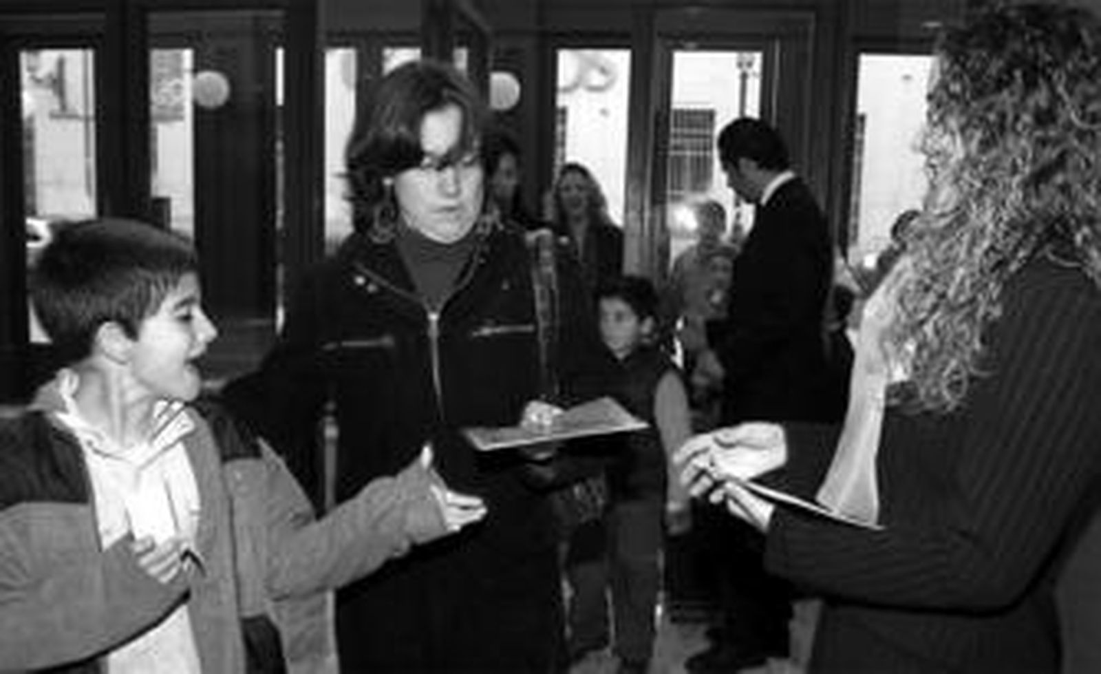 Entrega de los libretos al público asistente a la representación de la ópera 'El diluvio de Noé', ayer