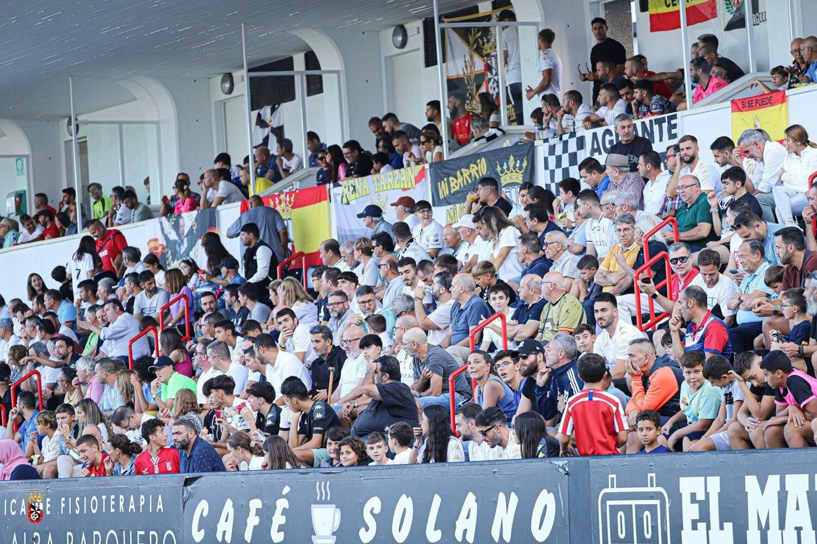 Aficionados del Ceuta en el Murube.