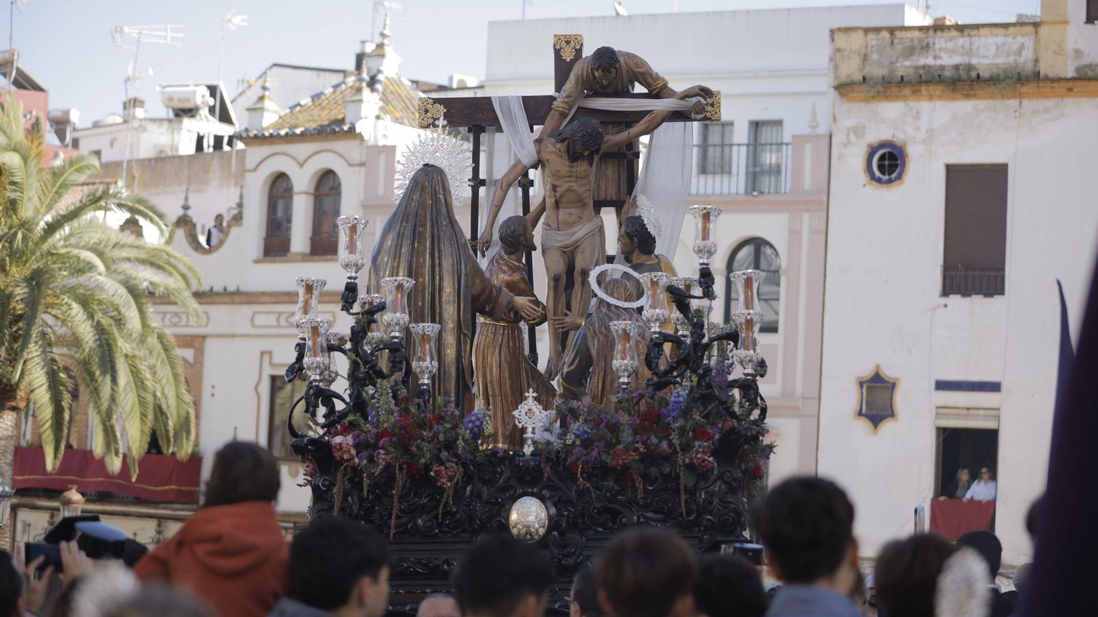 El paso de misterio del Descendimiento saliendo del templo.