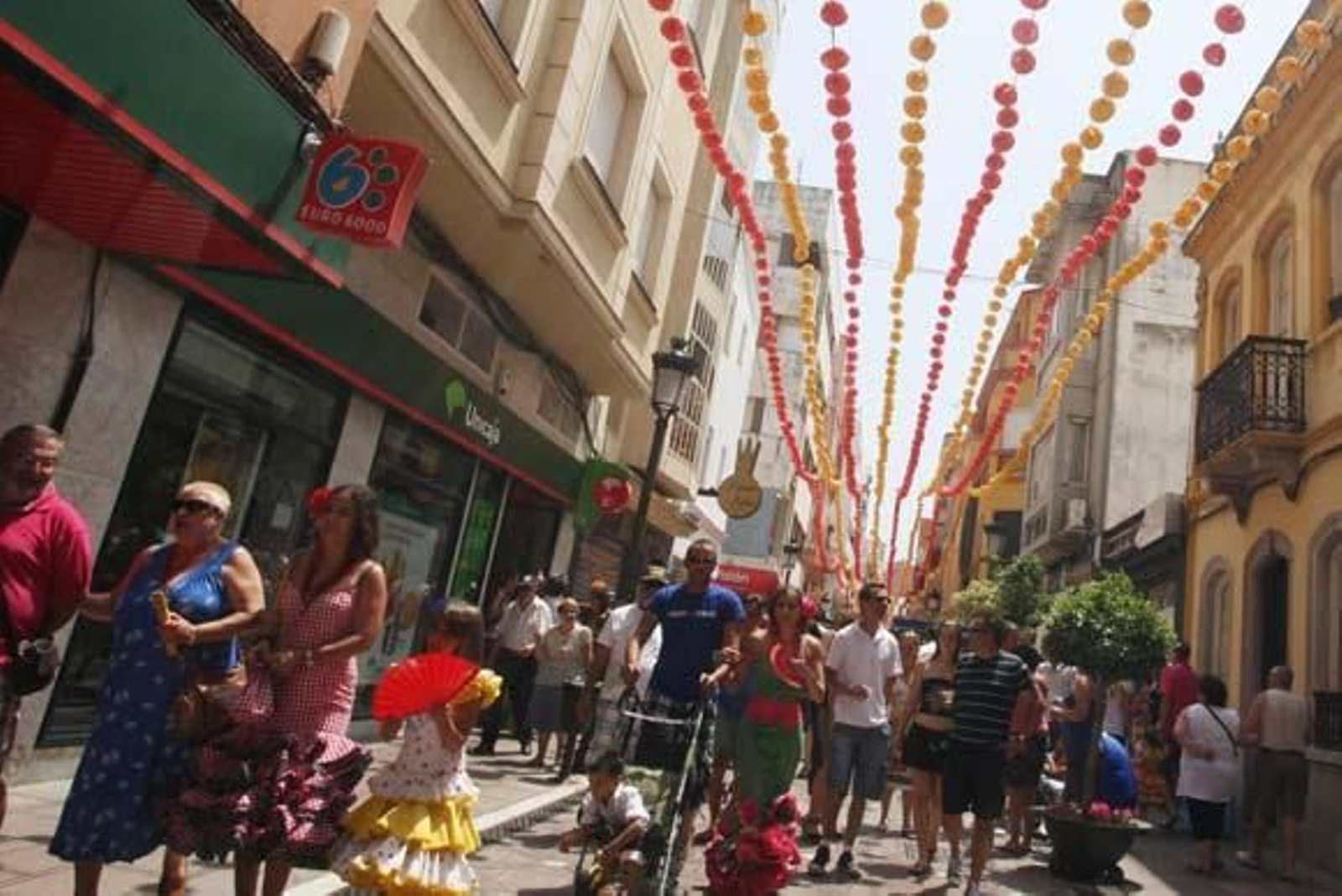 Los linenses se volcaron en la celebración del Domingo Rociero y el Real y el centro tuvieron un gran ambiente

Foto: Paco Guerrero