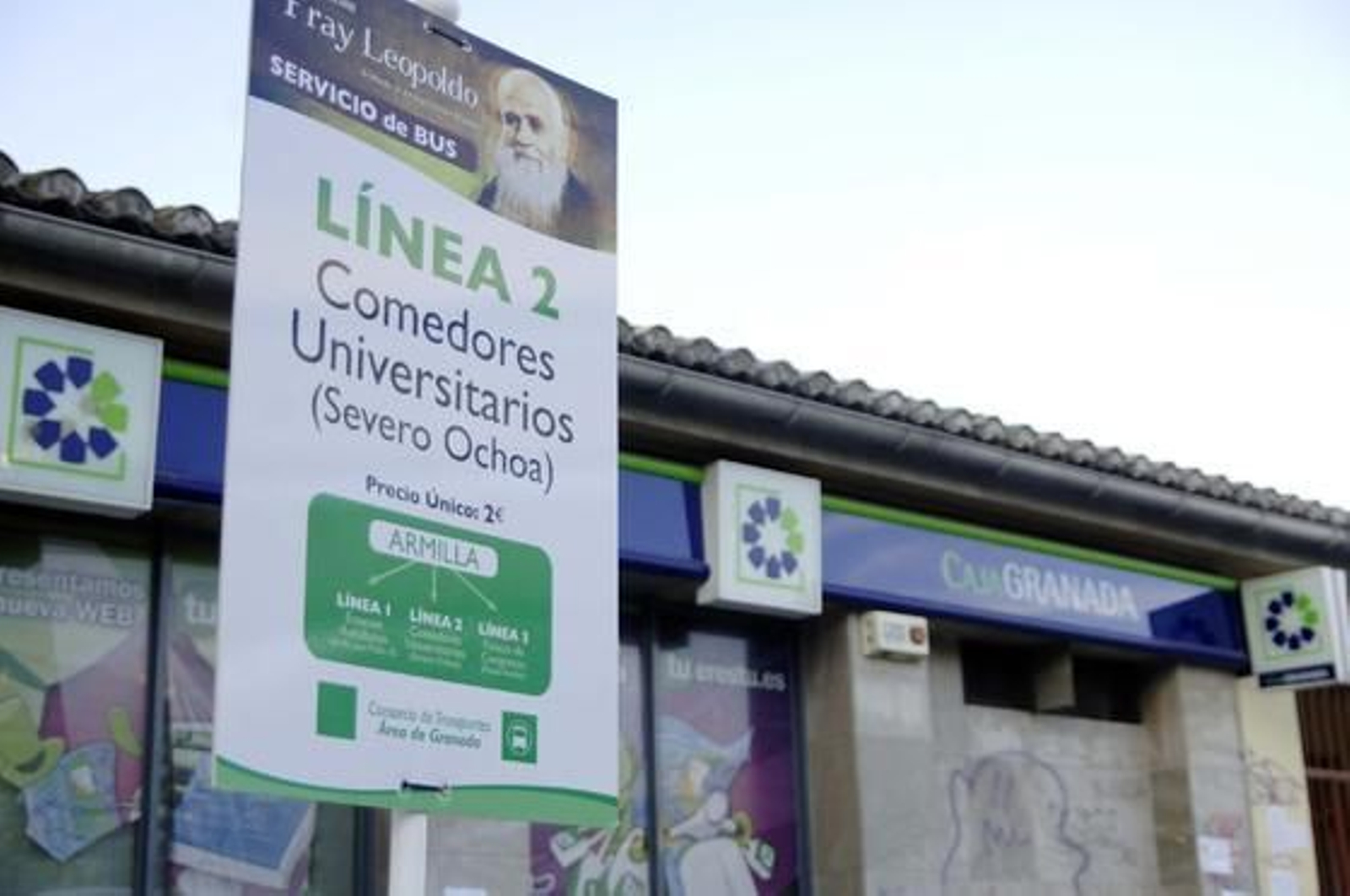 Miles de personas acuden al acto de beatificación de Fray Leopoldo en la base aérea de Armilla. / Patri Díez