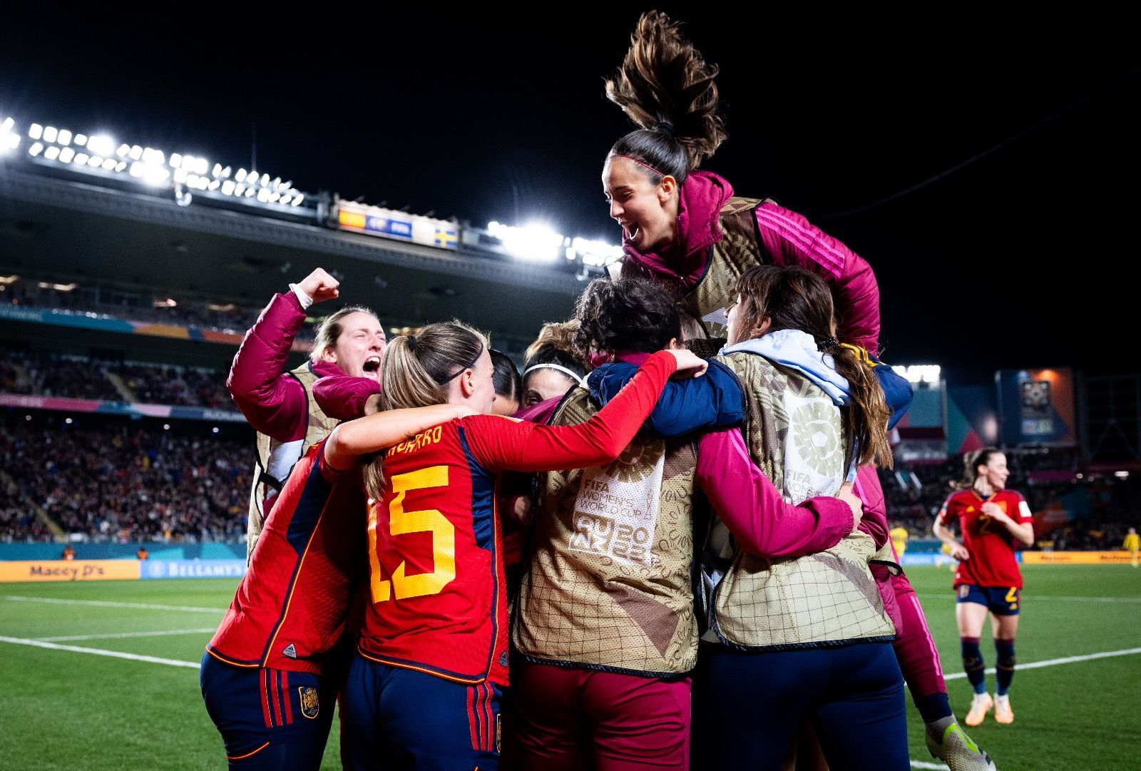Las jugadoras de España se abrazan al acabar el partido contra Suecia