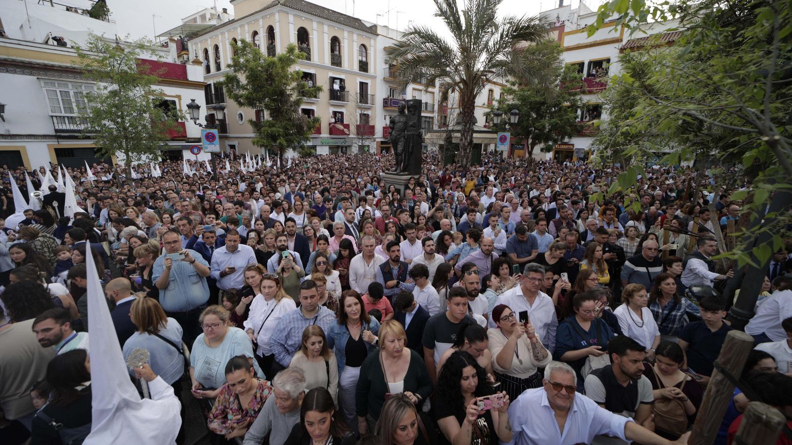 Público agolpado en la Plaza de San Lorenzo un Martes Santo para la salida de la Bofetá.