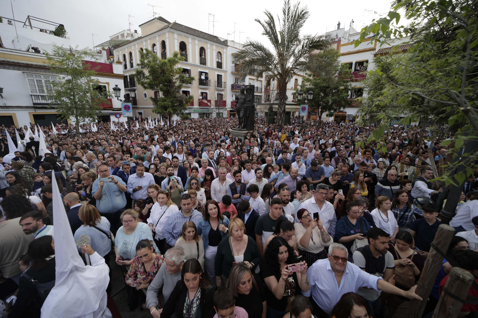 Público agolpado en la Plaza de San Lorenzo el pasado Martes Santo para la salida de la Bofetá.
