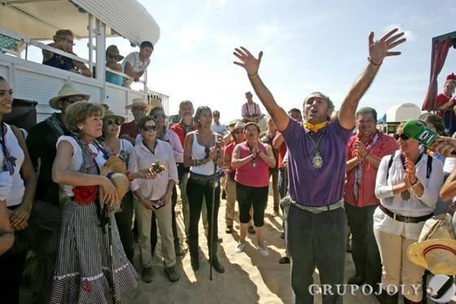 El peregrino Tomás Sampalo en el homenaje a Javier Escobar, Inmaculada Cafranca y la gente de Gines

Foto: Pascual