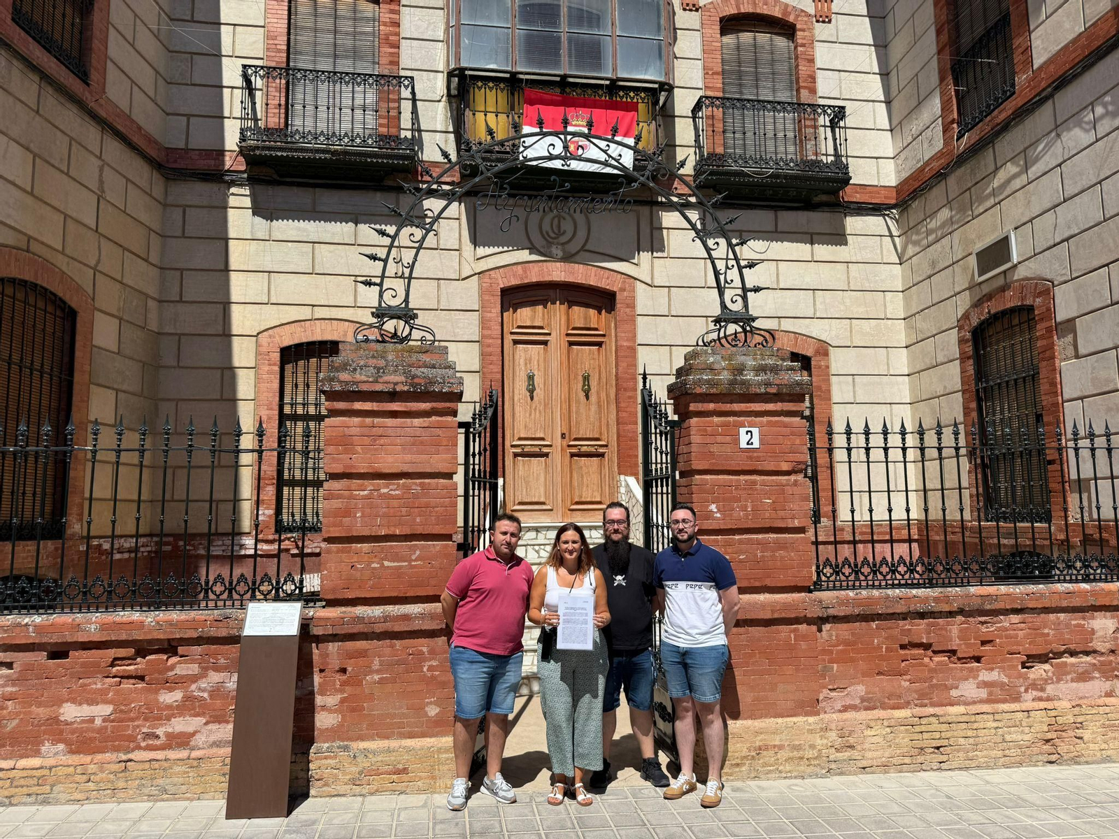 Concejales presentando la moción en el Ayuntamiento de Lahiguera.