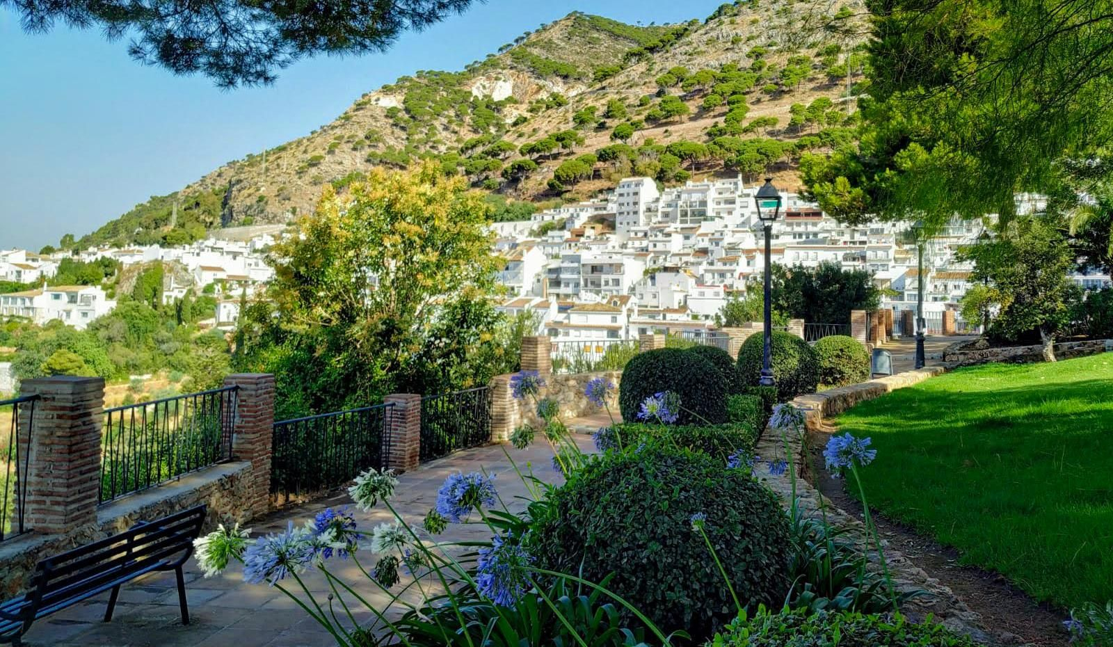 Vista de Mijas pueblo desde los jardines de La Muralla.