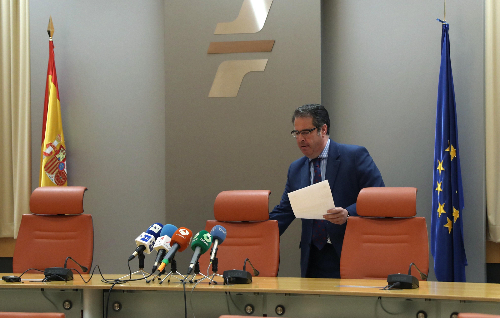 Gregorio Serrano se dispone a comparecer en rueda de prensa.