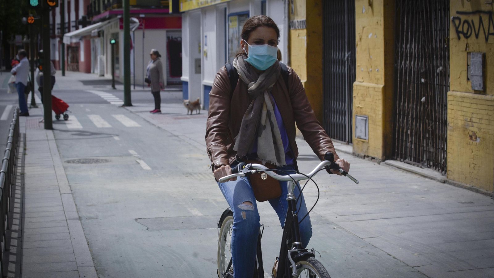 Una usuaria del carril bici