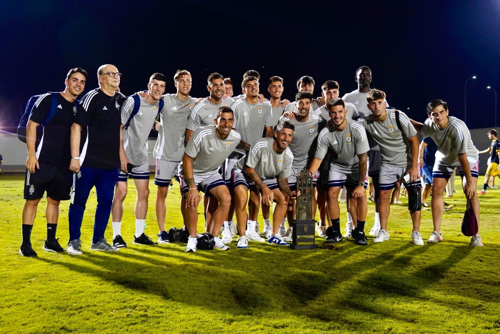 Foto de familia con el Trofeo de la Bella.