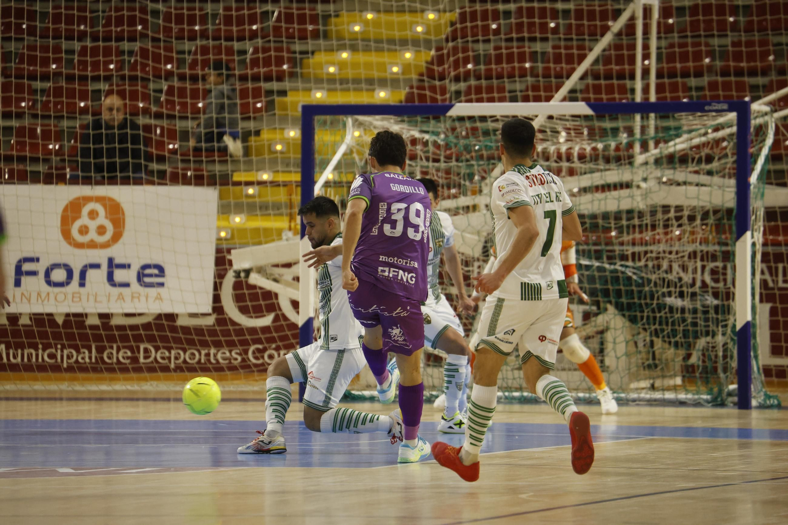 Las mejores fotos del ambiente en Vista Alegre para el Córdoba Futsal - Palma.