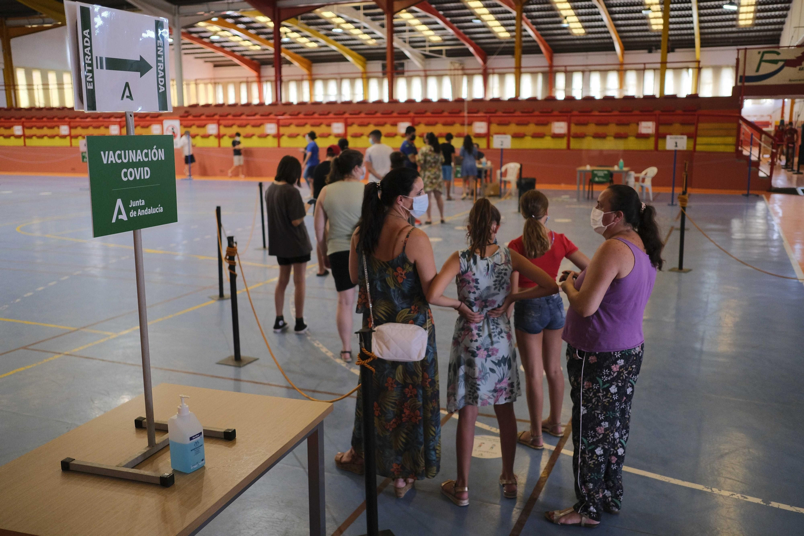 Cola de espera para acceder al punto de vacunación.