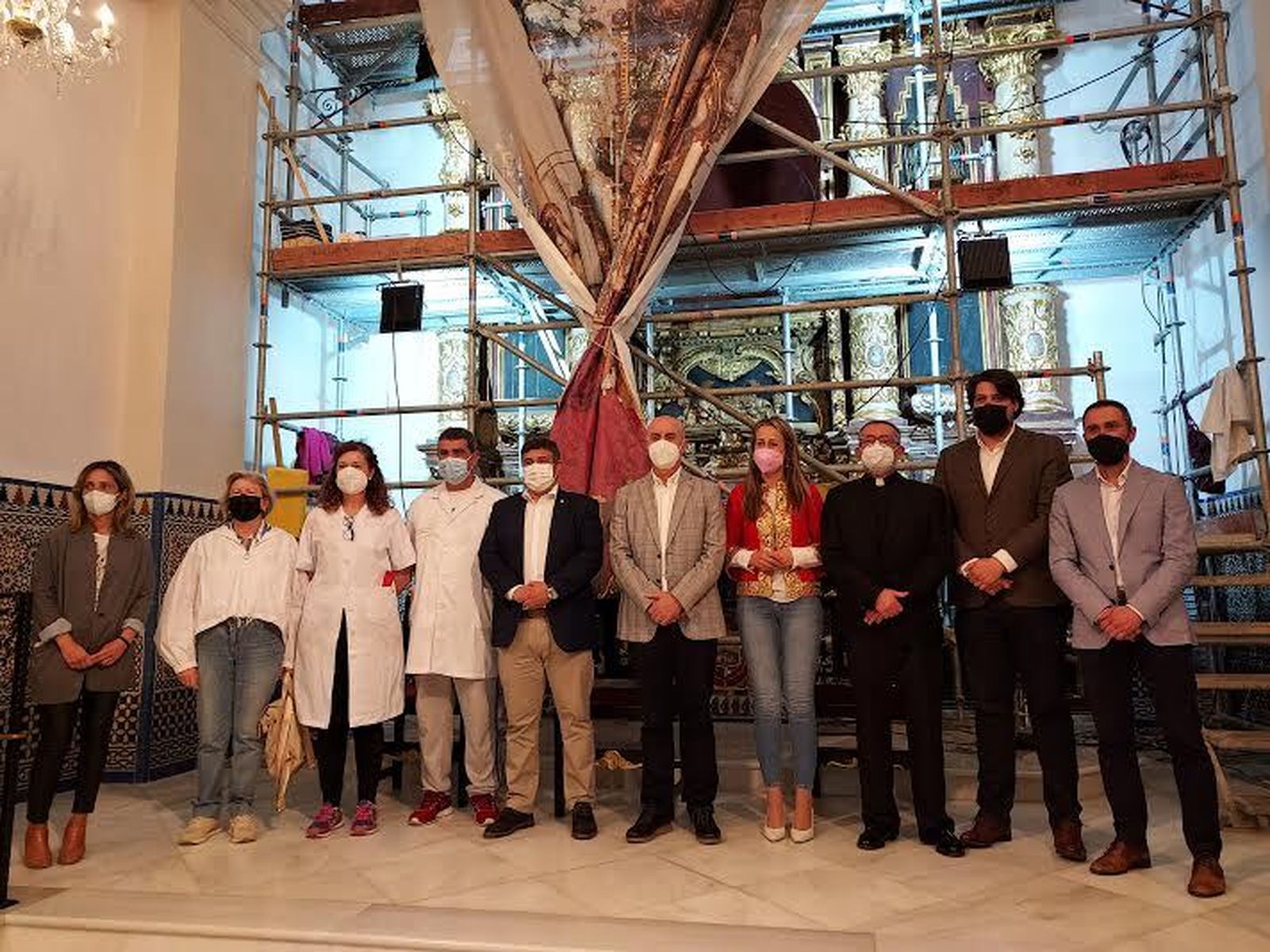 Visita a los trabajos de restauración que se están realizando en el retablo mayor de Santo Domingo de Guzmán de Lepe