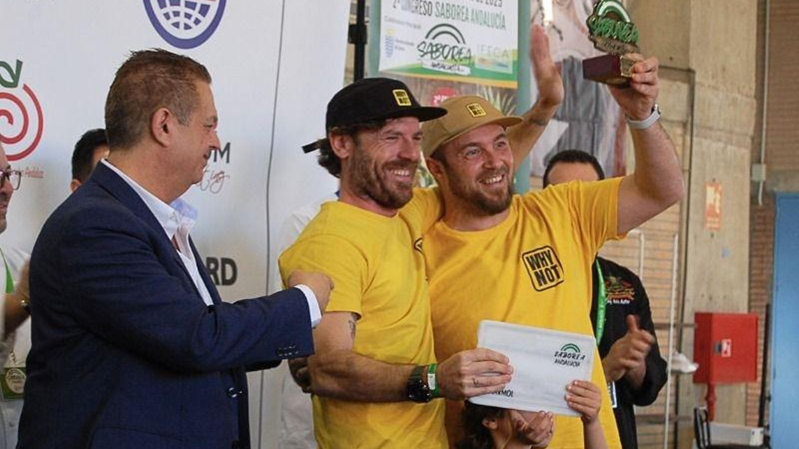 Los representes de Why Not con el premio de la mejor hamburguesa artesanal de Andalucía