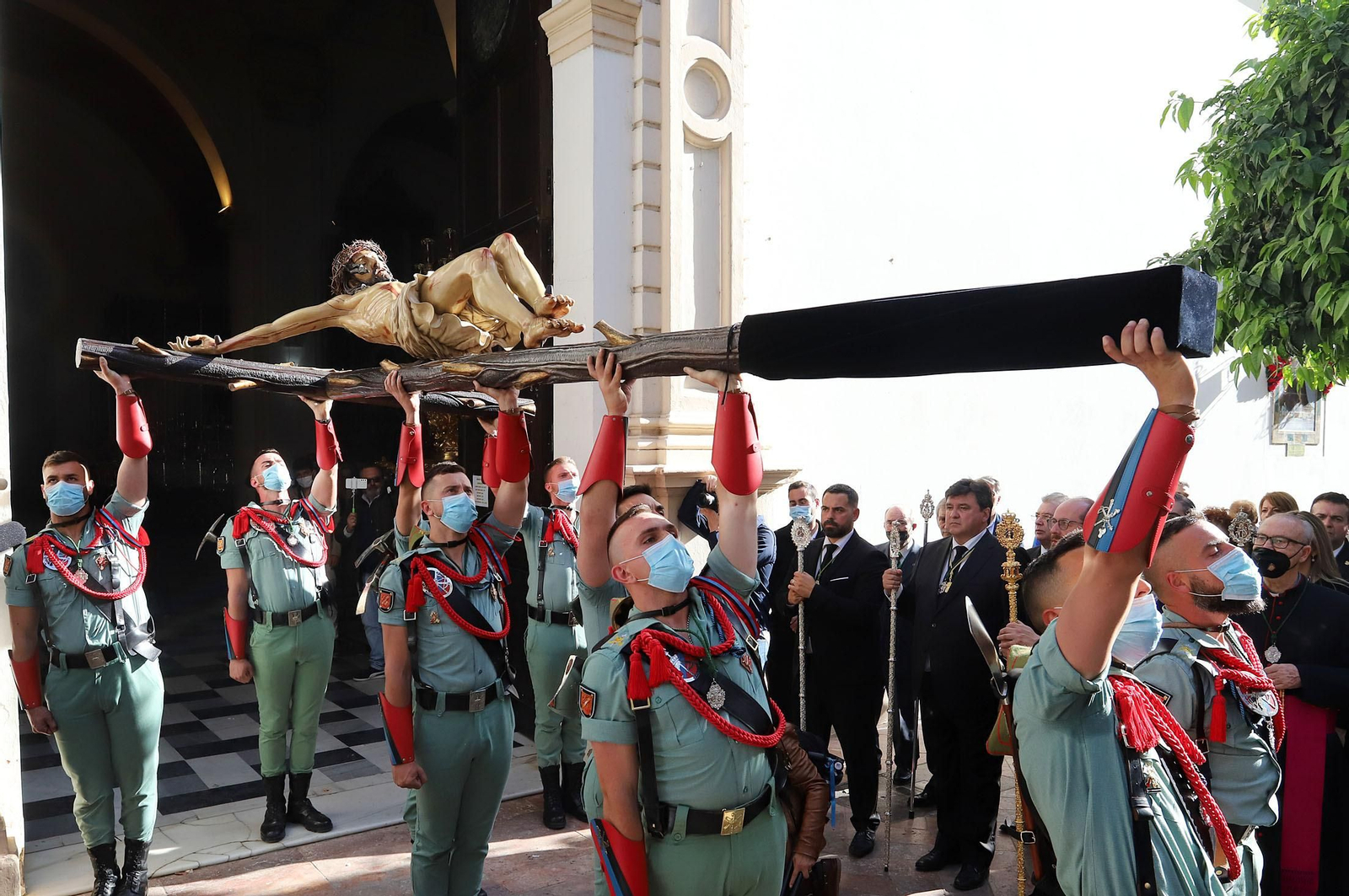 Ambiente en las calles de Huelva para ver la Legión junto al Cristo de la Vera+Cruz