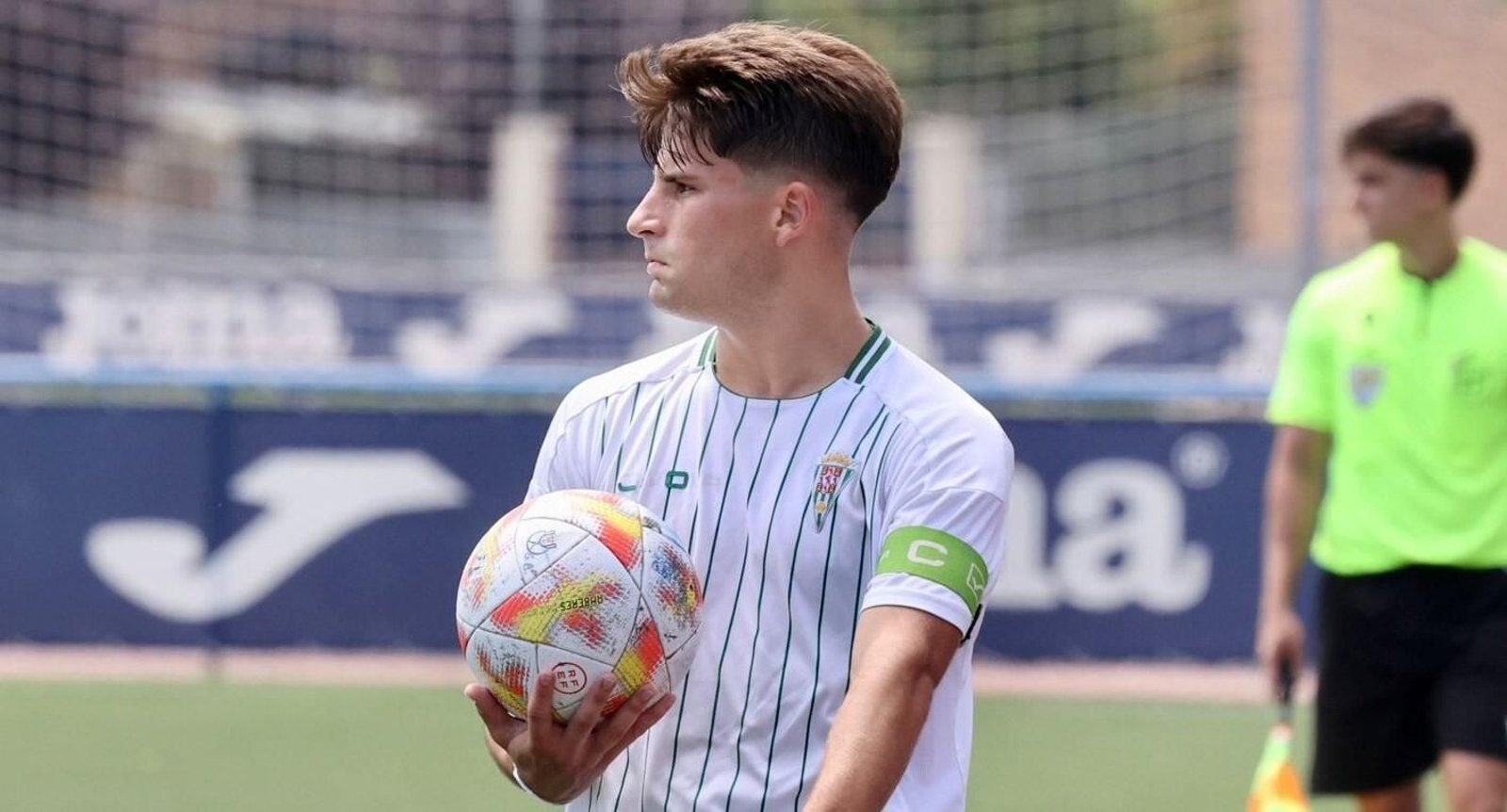 Manolillo se dispone a sacar de banda en el Getafe B - Córdoba B.