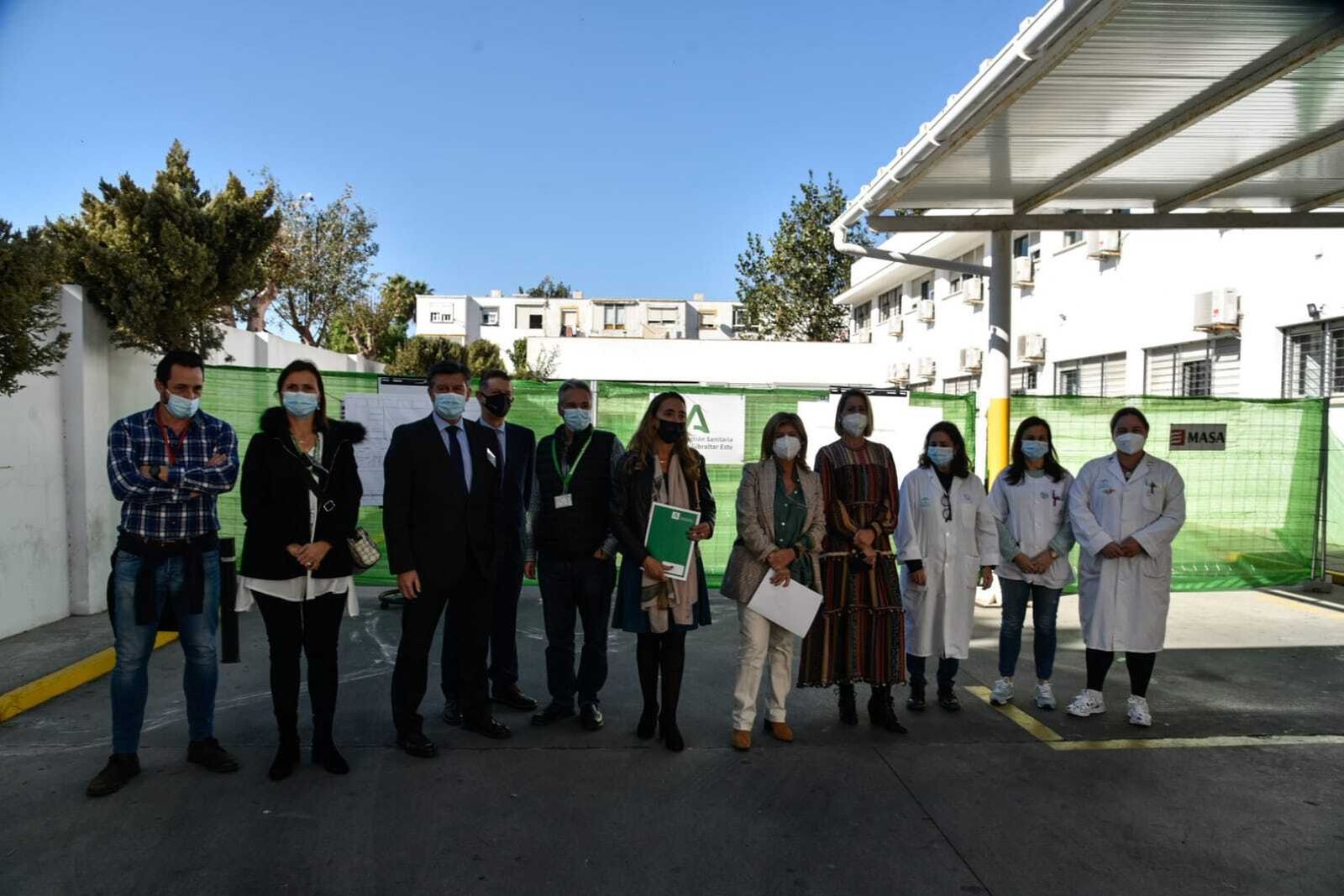 Las autoridades en el centro de salud de Poniente, este lunes.