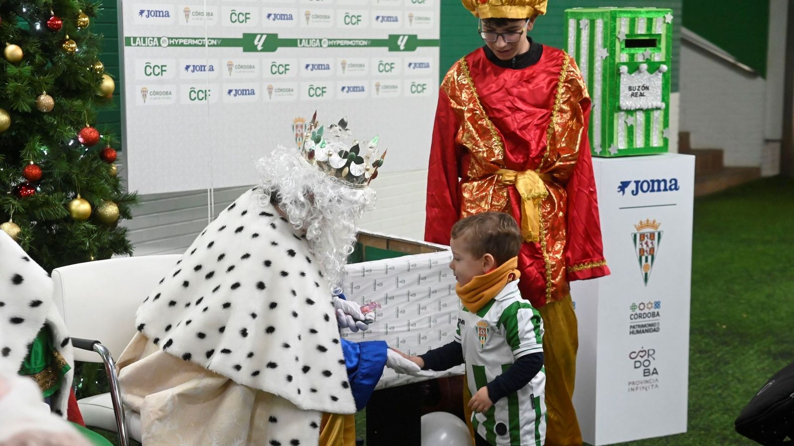 Un pequeño cordobesista entrega su carta a los Reyes Magos en El Arcángel, el curso pasado.