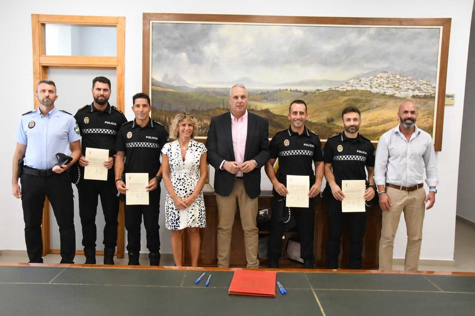 Las autoridades y los cuatro nuevos agentes.