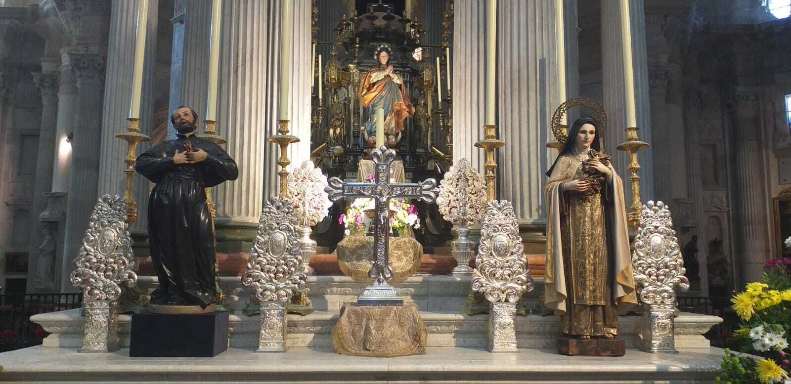 Las imágenes de San Francisco Javier y Santa Teresita del Niño Jesús, en el altar mayor de la Catedral