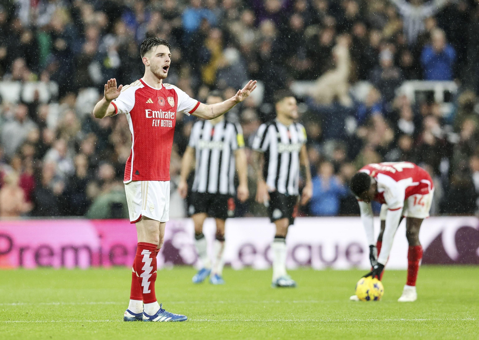 Declan Rice pide calma tras el polémico gol del Newcastle al Arsenal (1-0).