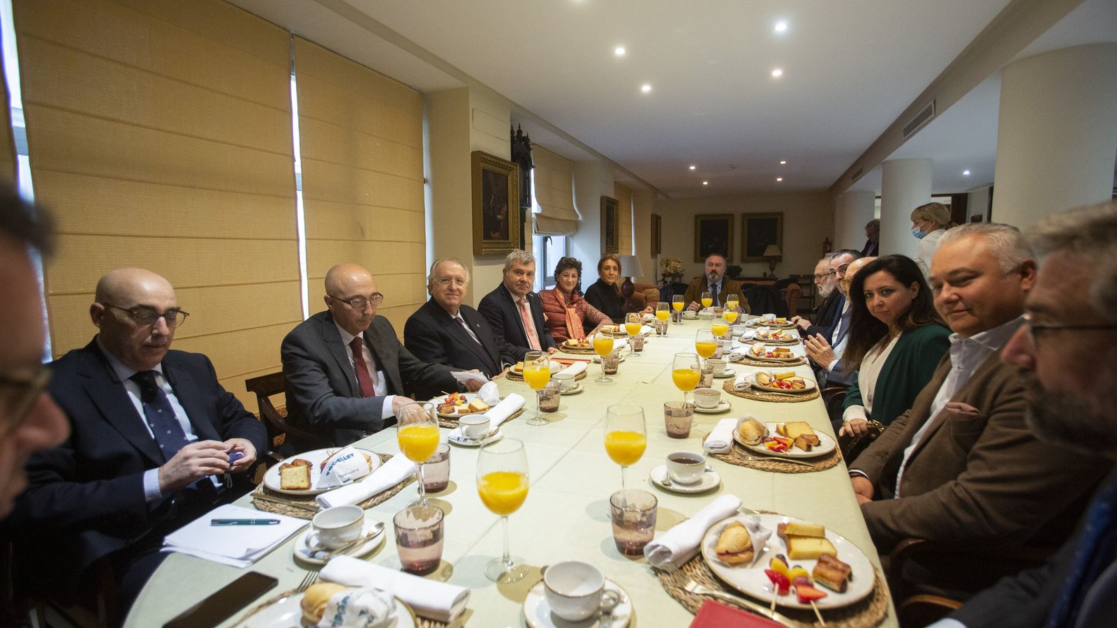 Participantes en el desayuno informativo.