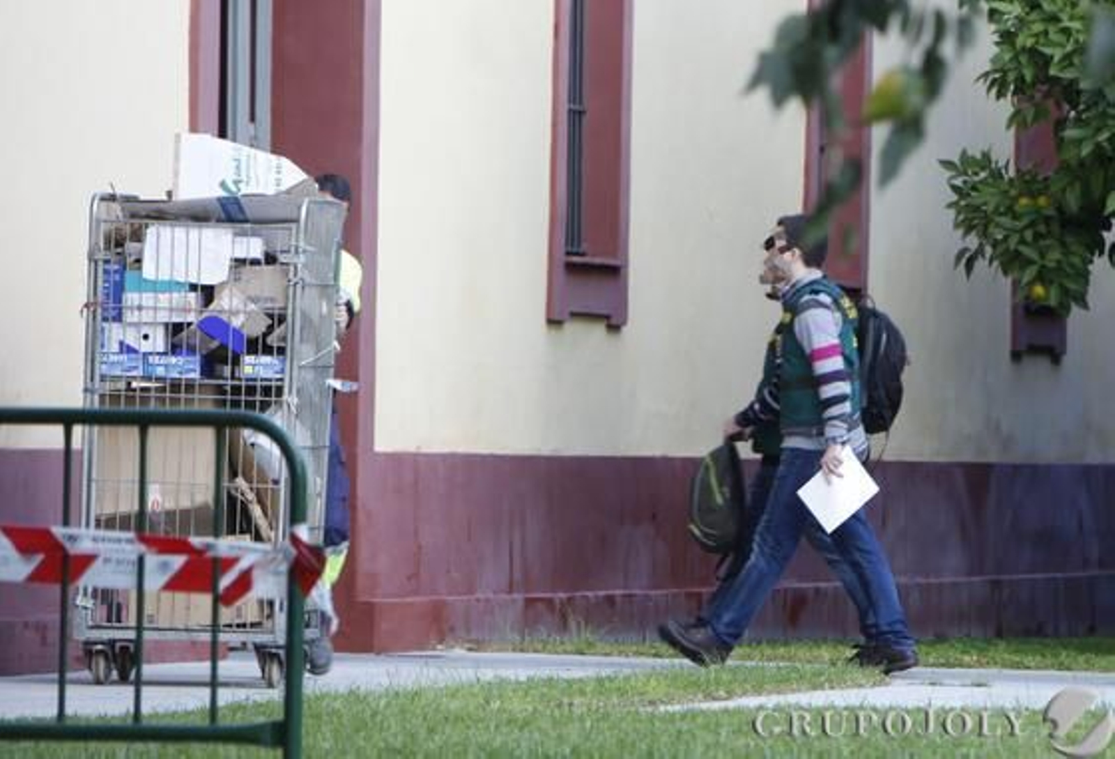 Agentes de la UCO durante el registro de la Diputación de Sevilla.

Foto: José Ángel García
