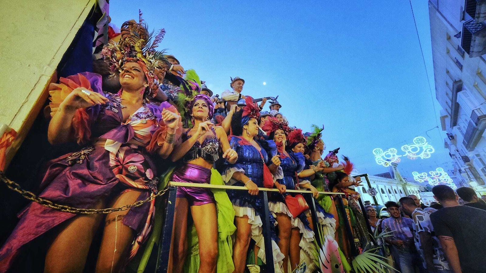 La noche del viernes de Carnaval en Cádiz, en imágenes