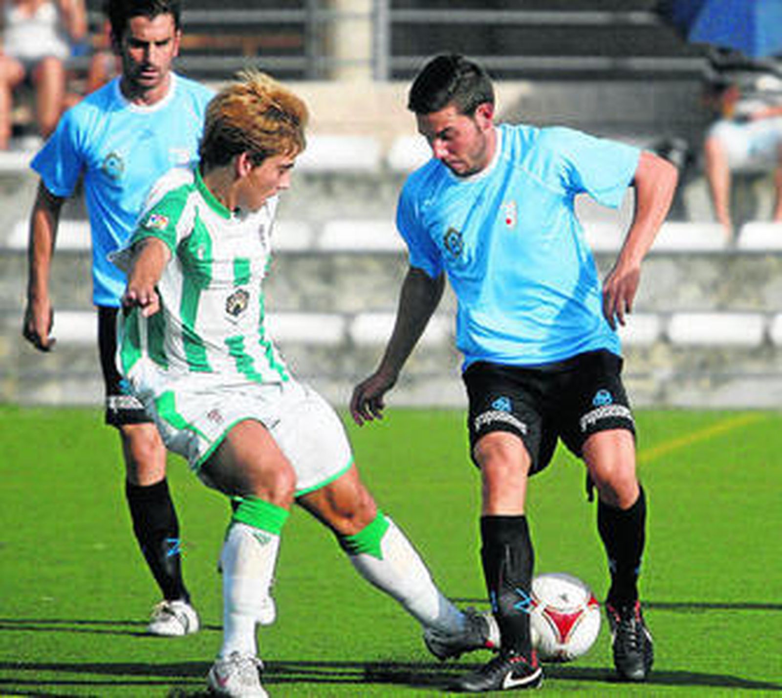 Fran Montoro corta el avance de Borja Gil.