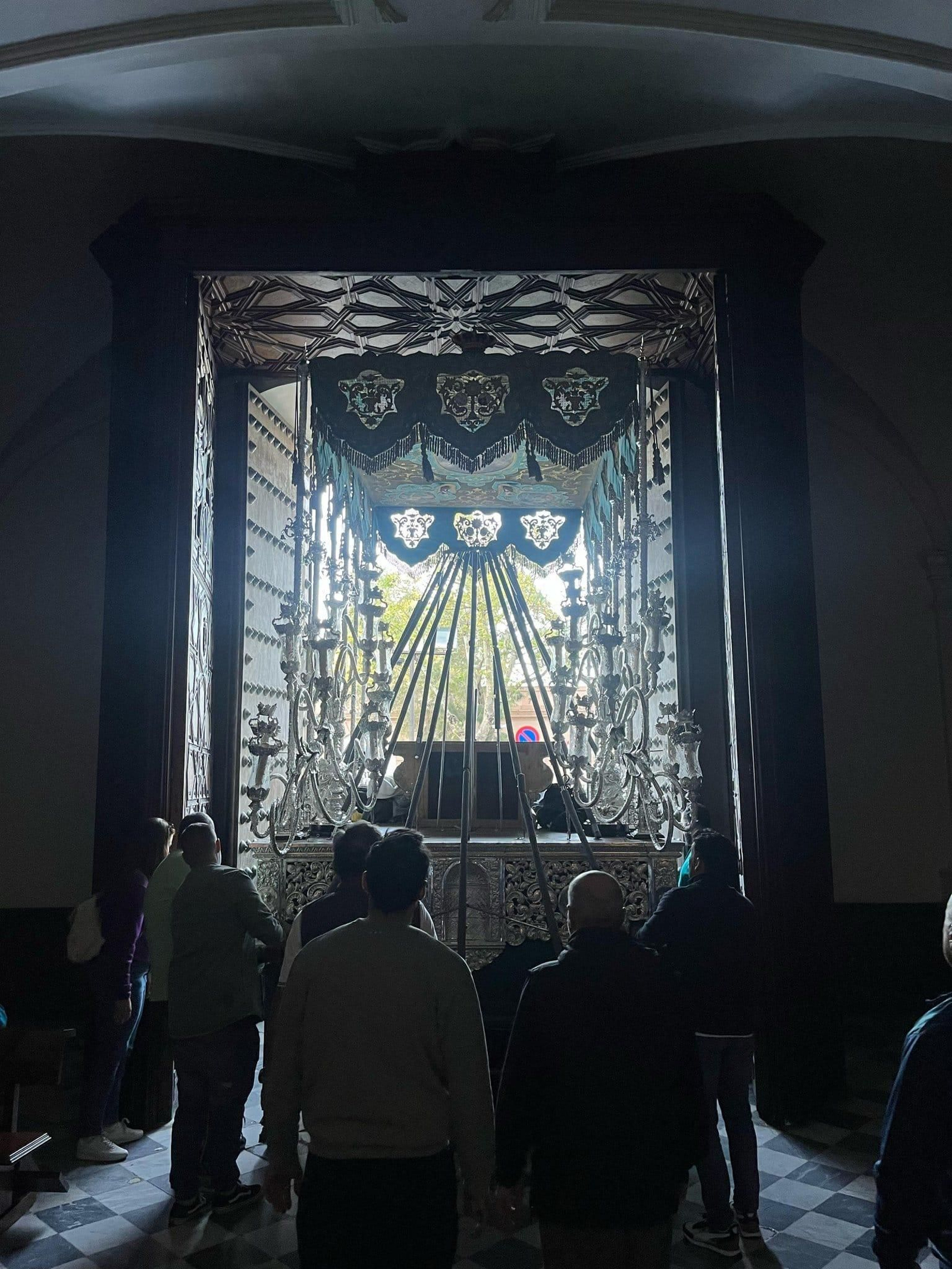 Así entraba el palio de Patrocinio en el Carmen el pasado domingo.