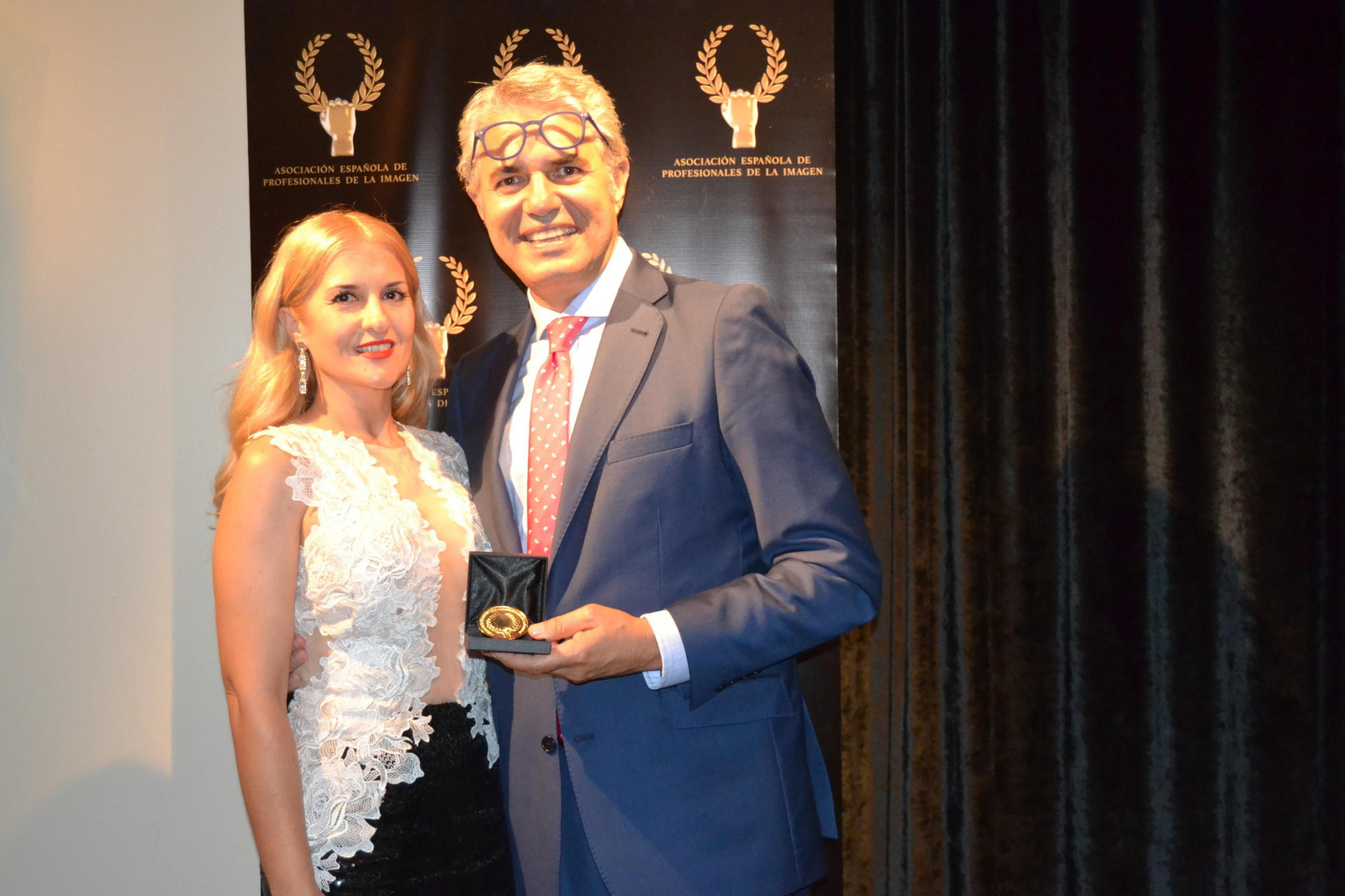 Conchi Samper, directora de Vedecala, junto a Agustín Bravo.