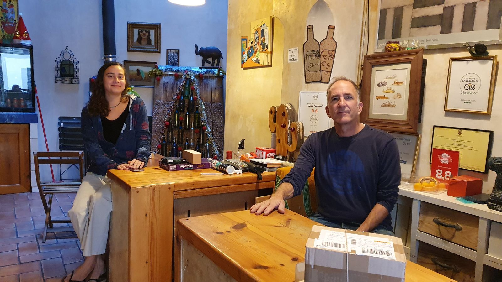 Nicolas Lock, con una de sus inquilinas, la italiana Luisa Cassano, estudiante de Enología en Puerto Real