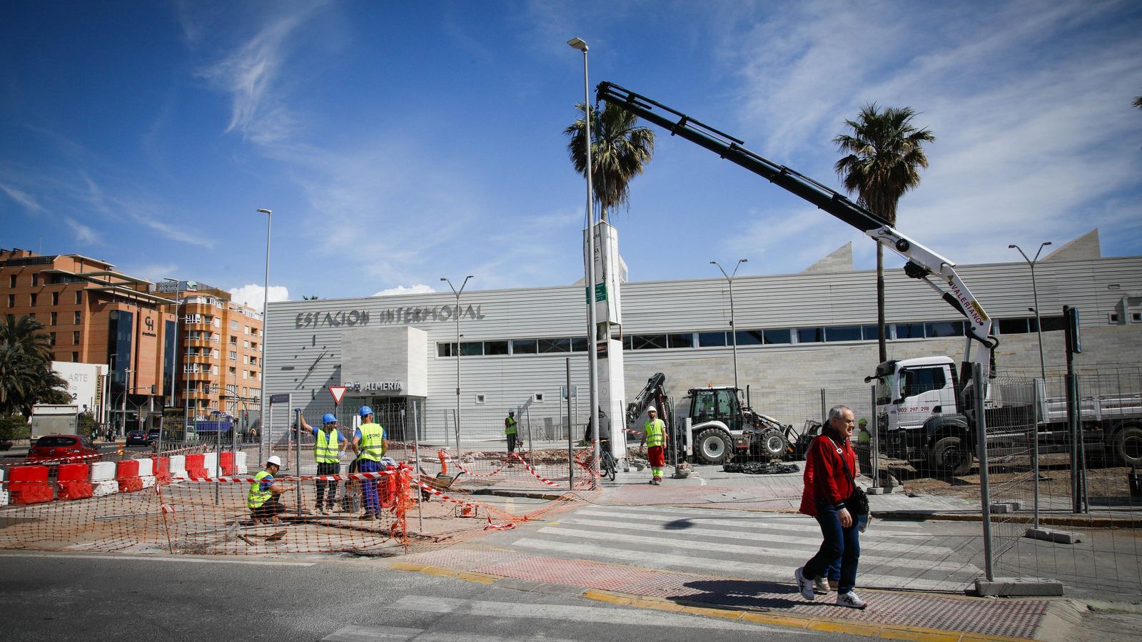 La intermodal, parcialmente vallada por las obras, que han reubicado a los taxis junto a la antigua estación.
