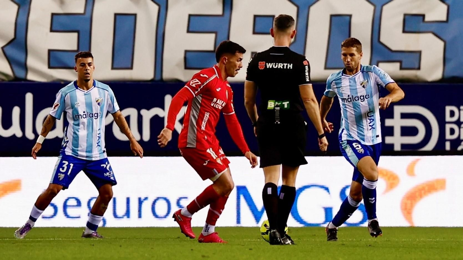 Jacobo controla el balón en presencia de Brasanac.