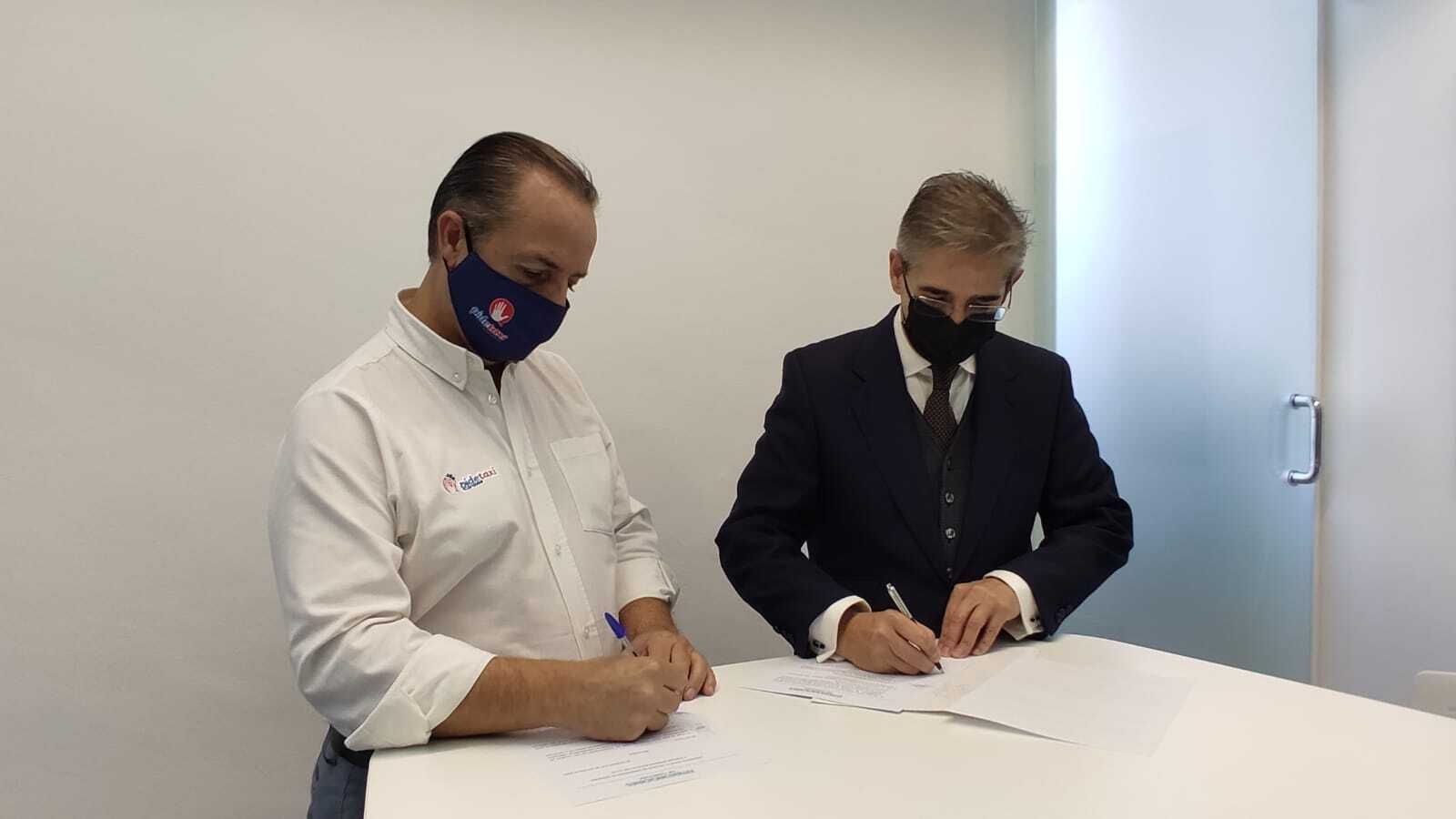 Firma del convenio entre Pidetaxi Córdoba y el Palacio de Congreso