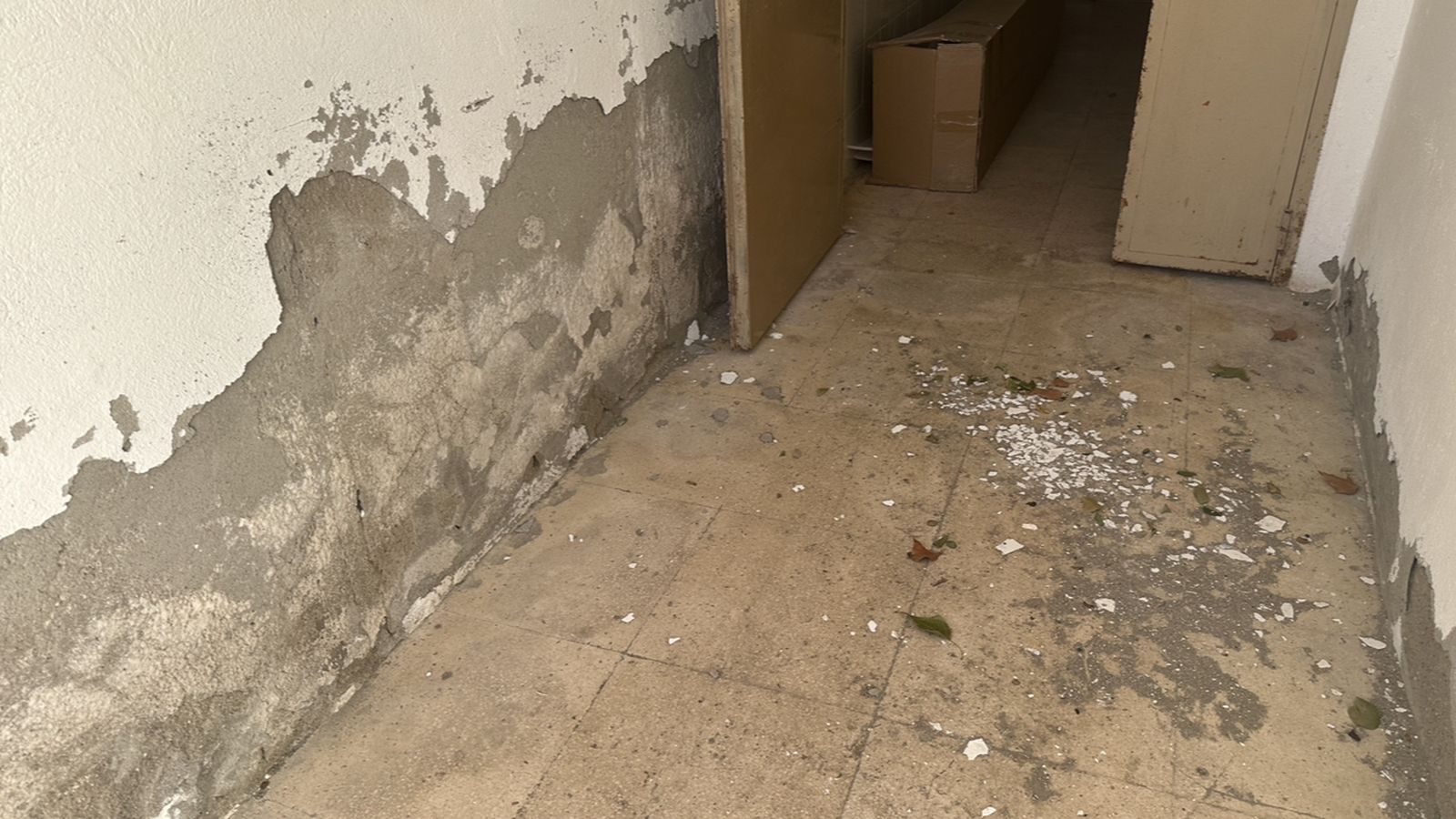 Estado del interior del centro vecinal de El Alquián.