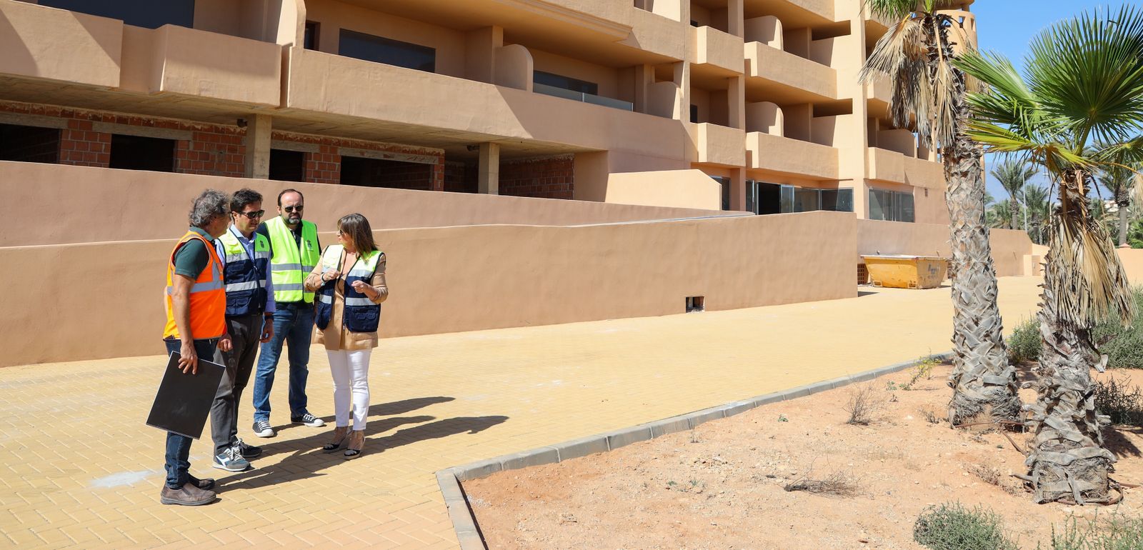 Los responsables municipales, en el lugar donde se pondrá en servicio el nuevo centro.