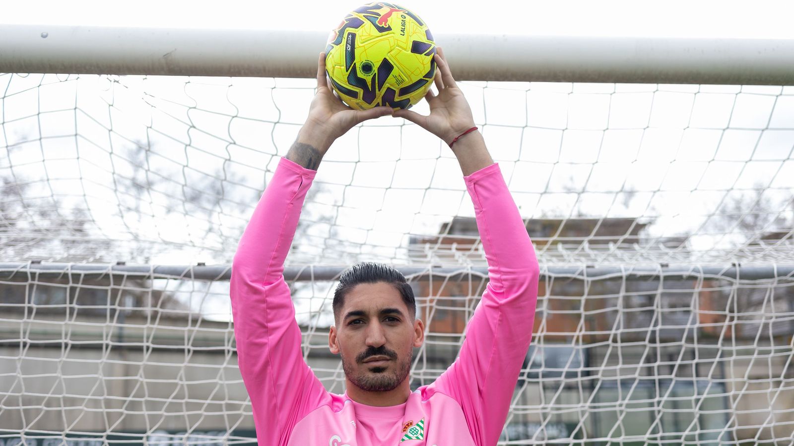 Álvaro Valles posa atrapando el balón de LaLiga.