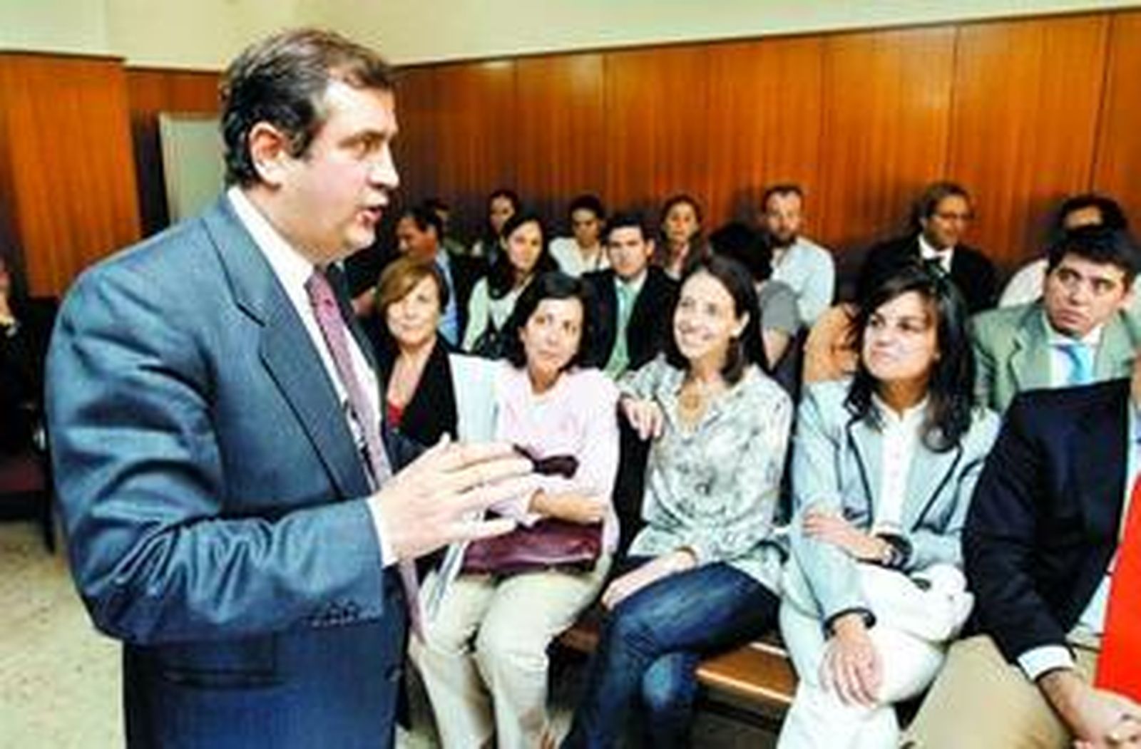 El juez decano, Luis Rabasa, se dirige a sus colegas.