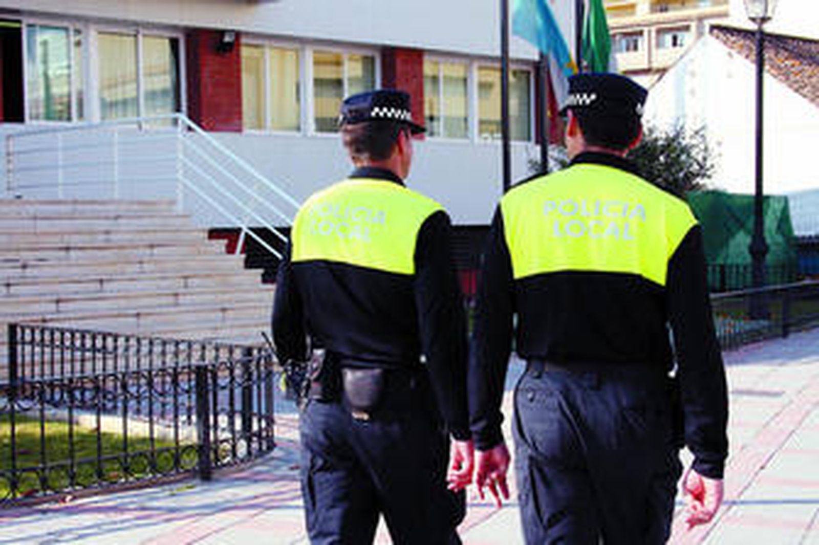 Policías locales de Fuengirola patrullan por una calle del municipio.