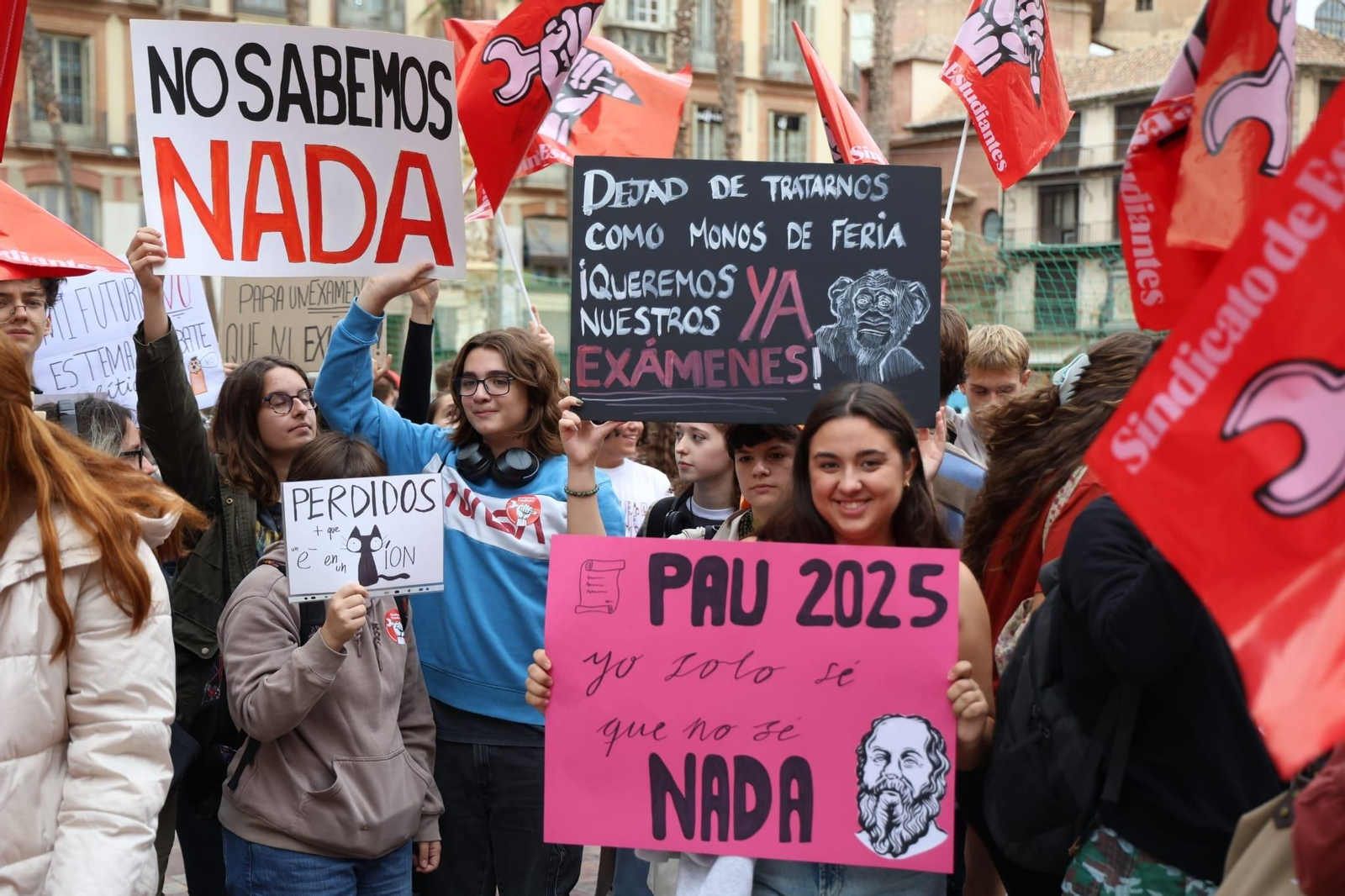 Los estudiantes en la plaza de la Constitución unos minutos antes de comenzar la marcha.