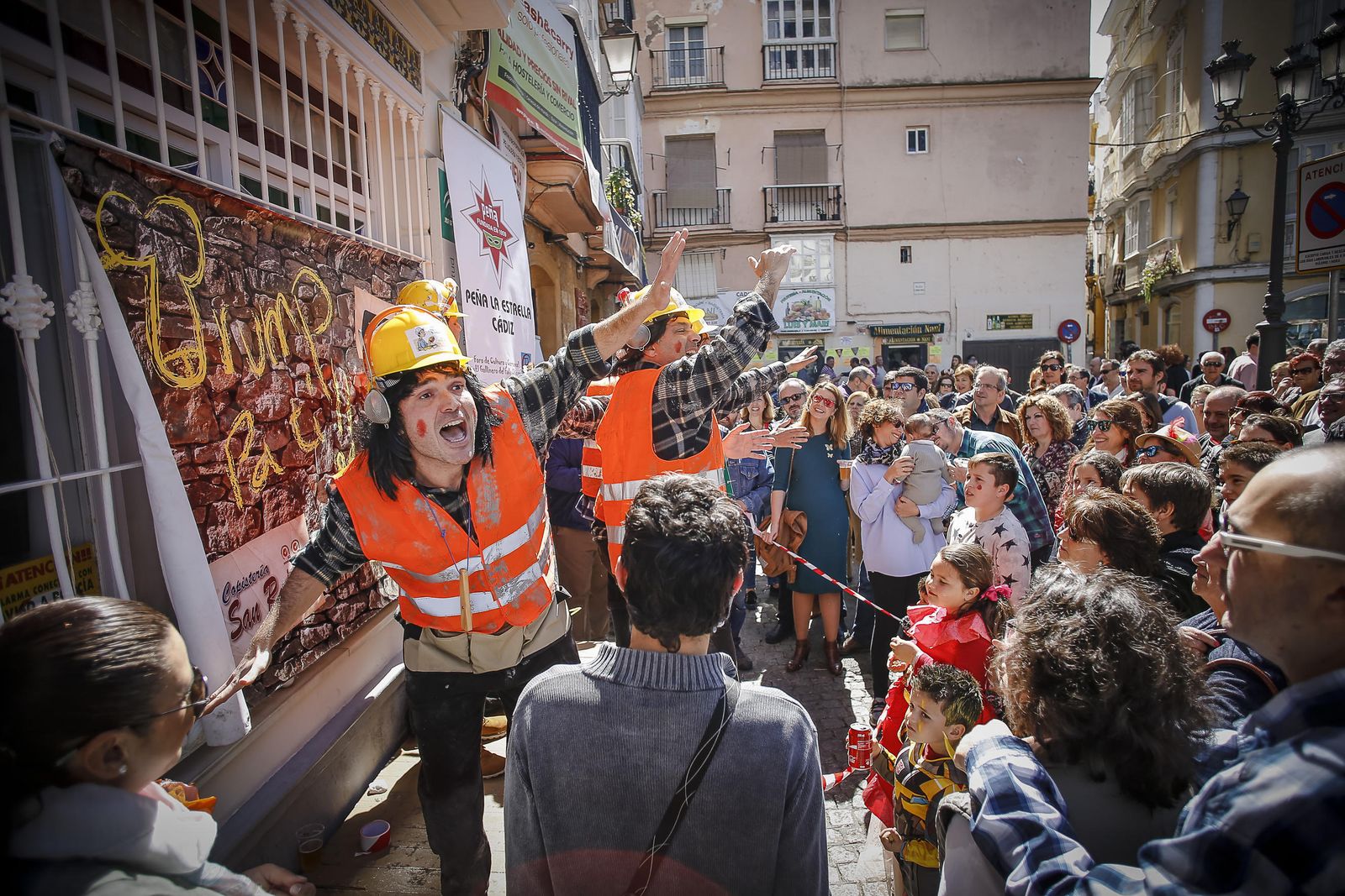 La chirigota 'Vaya valla', actuando en el tablao que instaló ayer la peña La Estrella en Candelaria.