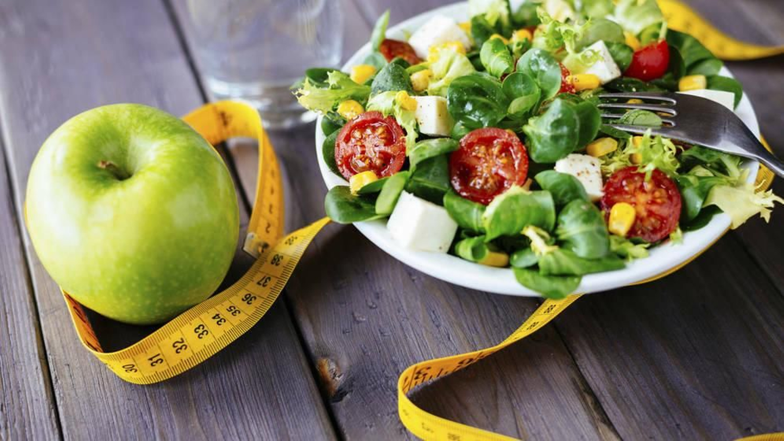 No se recomienda abusar de la fruta (más de 4 piezas al día) y tener cuidado con los complementos que se le añadan a la ensalada.