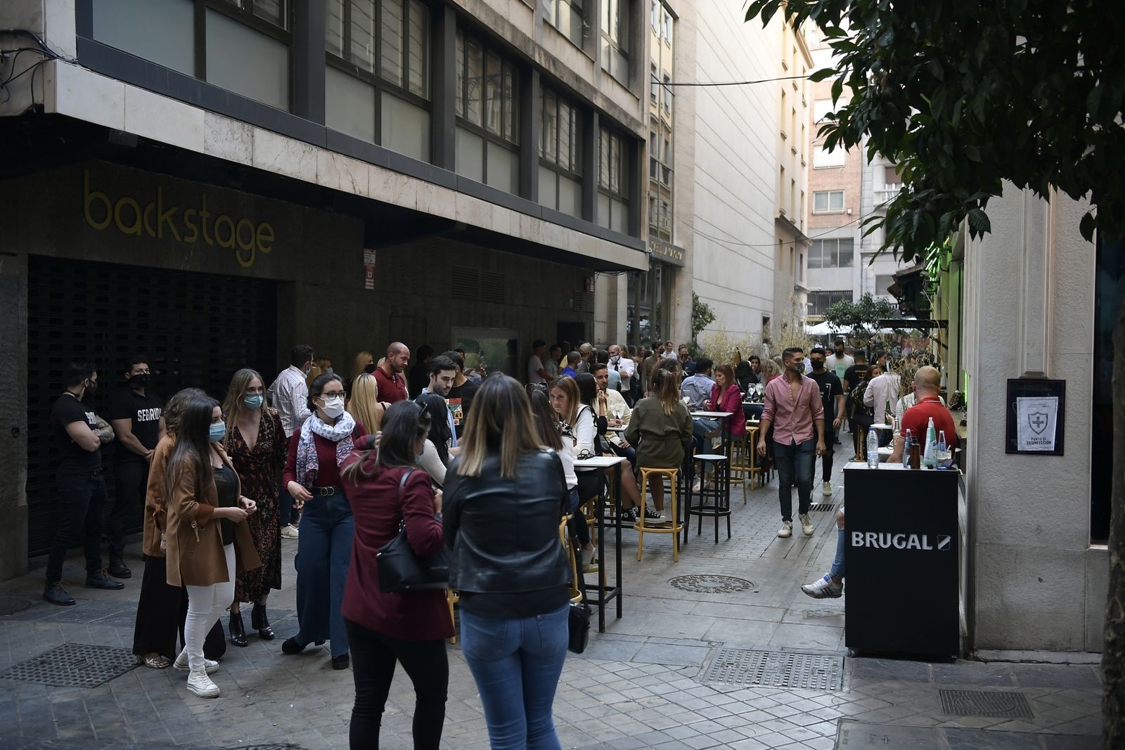 Y el domingo después de la movida... sigue la fiesta en el entorno de la calle Ganivet de Granada