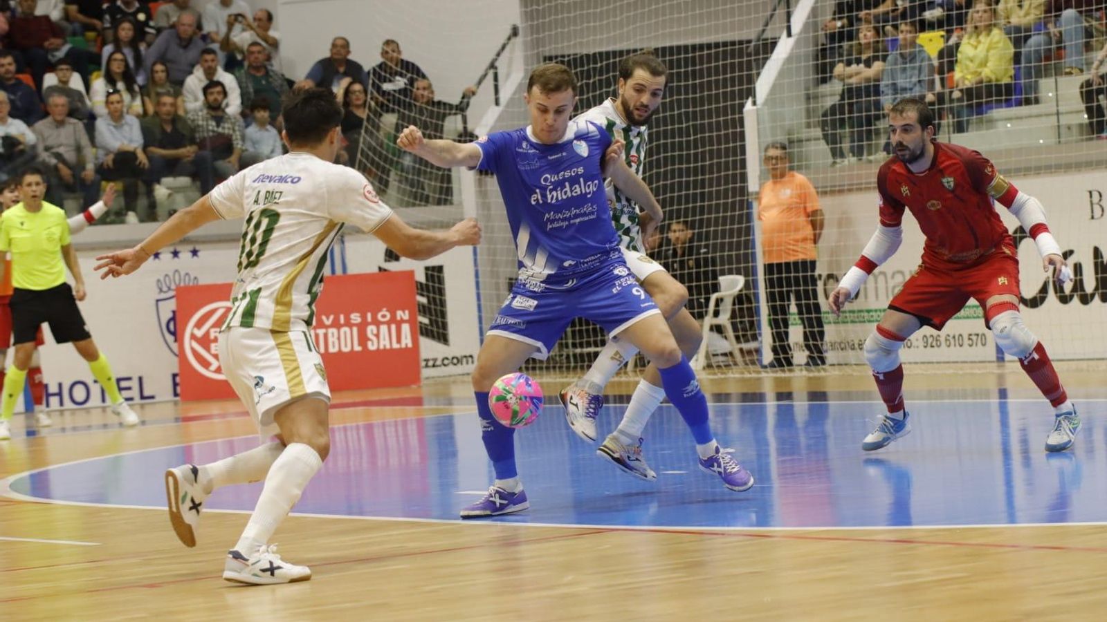 Zequi y Arnaldo Báez presionan a Daniel.