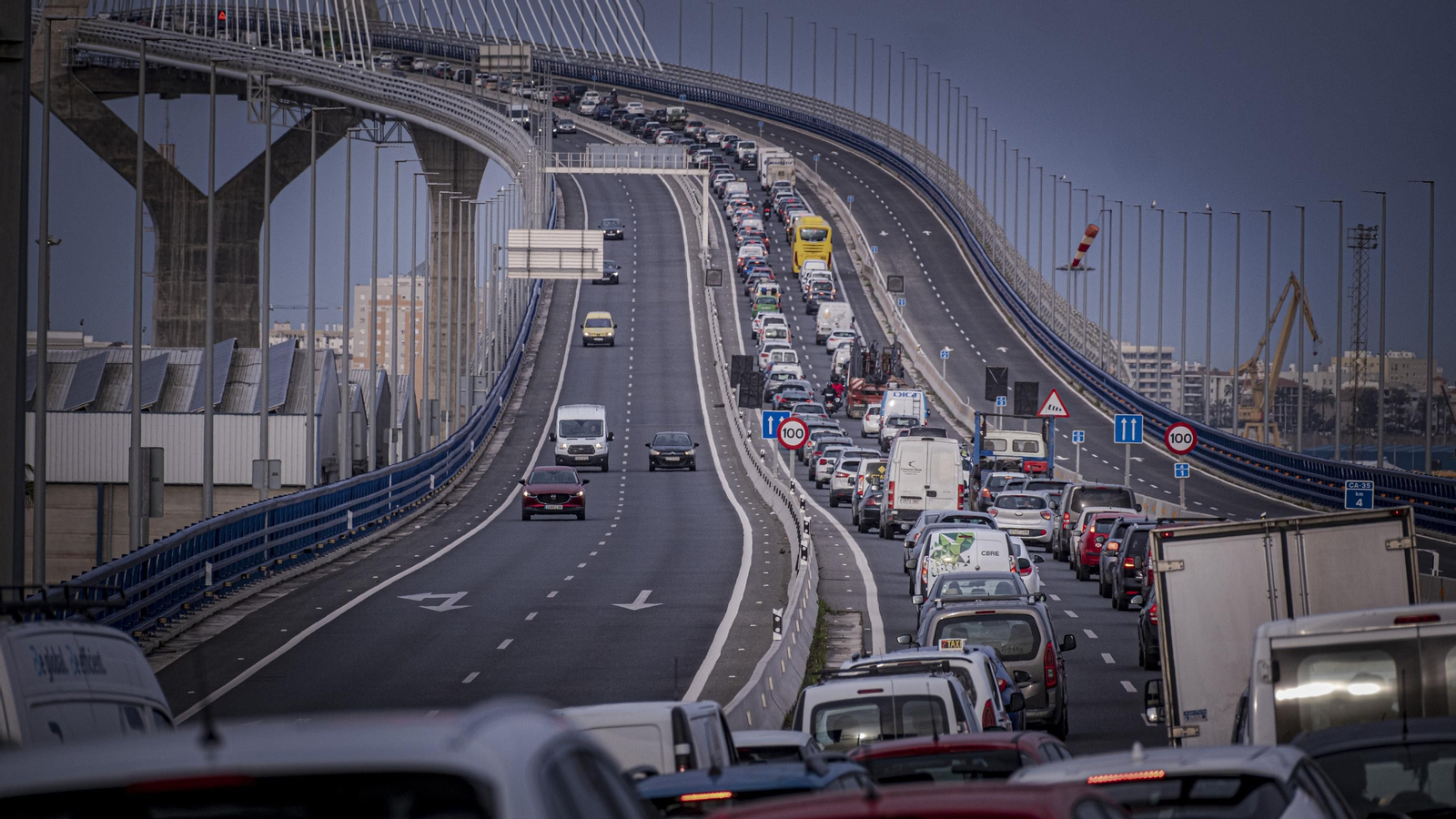 Primera mañana con el Puente Carranza cortado por obras