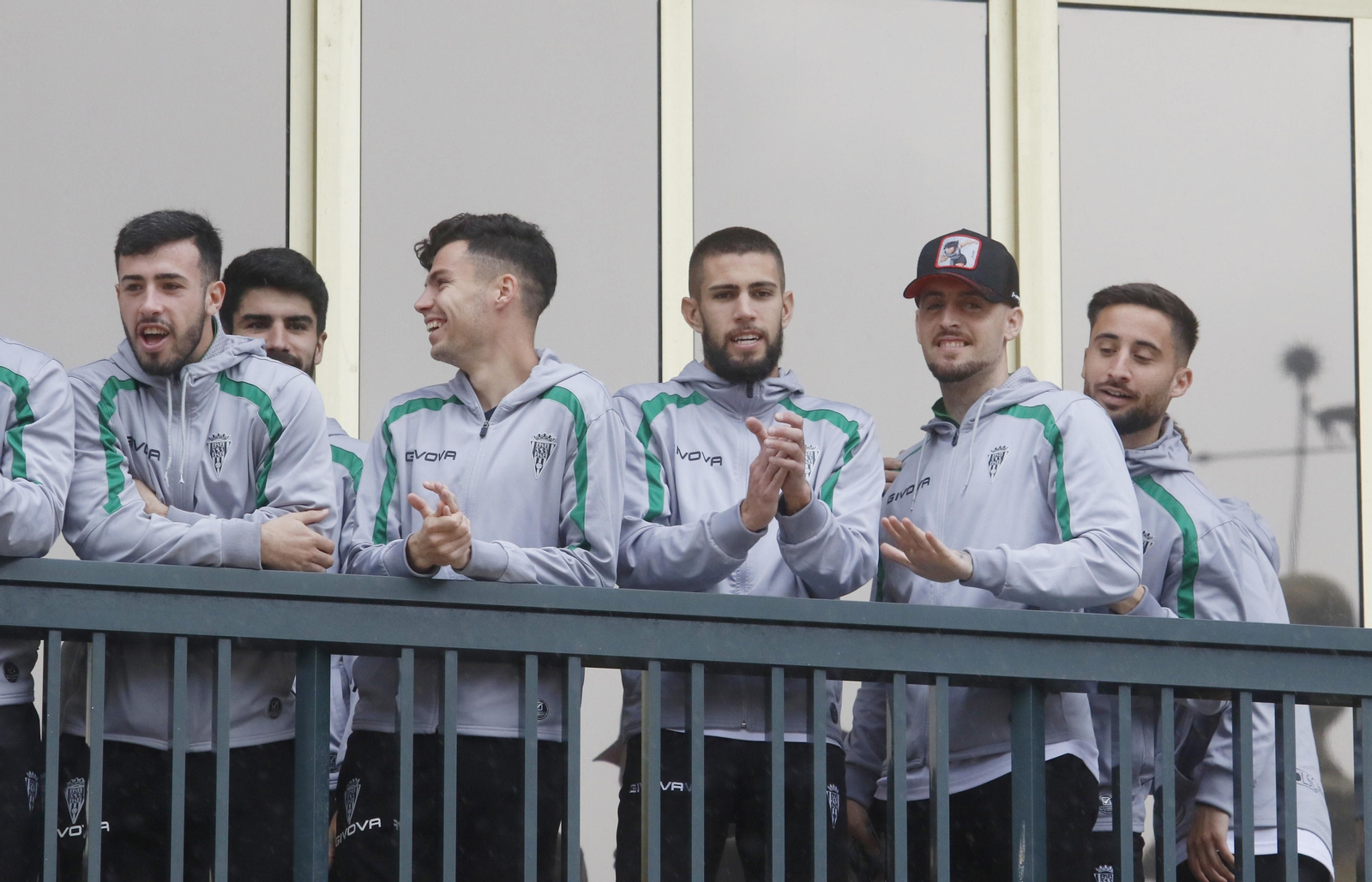 La recepción del Ayuntamiento al Córdoba CF por su ascenso a Primera RFEF, en imágenes