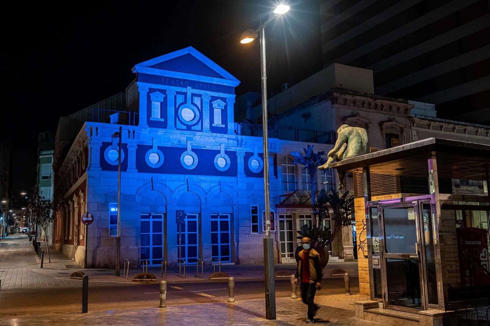 El Teatro Apolo de la ciudad iluminado por el Día del Autismo.