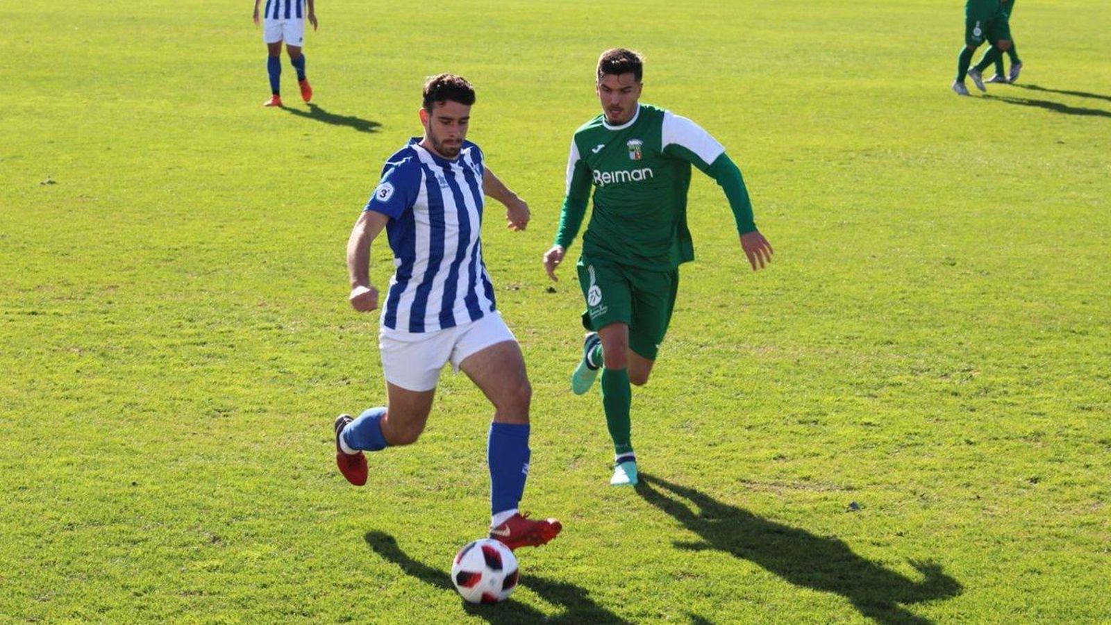Pablo Pérez, persiguiendo a un futbolista astigitano.
