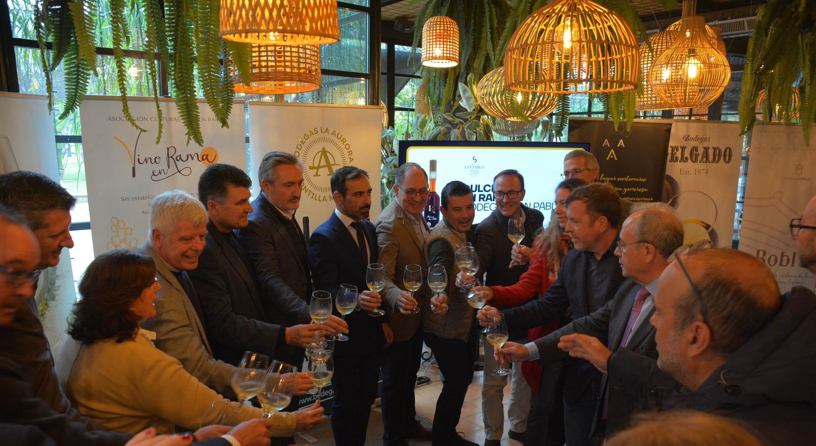 Brindis en honor a la Asociación Vino en Rama